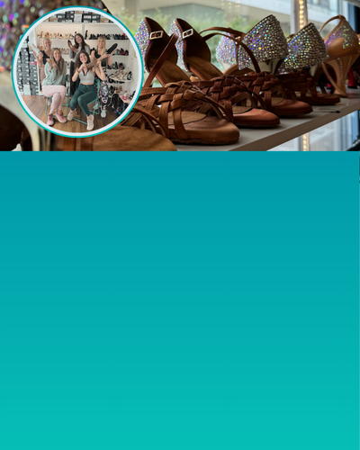 Regale mit Tanzschuhen; oben links posieren vier Personen in einem Kreis.