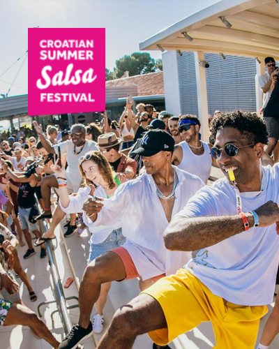 Beim kroatischen Sommer-Salsa-Festival tanzen die Menschen bei strahlendem Sonnenschein und lebhafter Atmosphäre voller Energie.