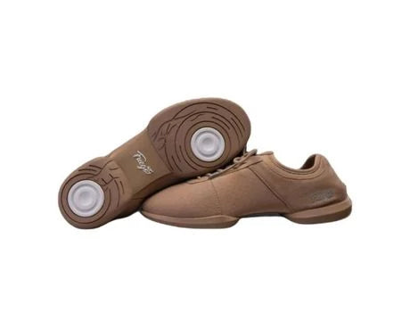 Paar hellbraune Tanzschuhe, ein Schuh steht aufrecht und der andere zeigt eine Sohle mit kreisförmigem Drehpunkt.