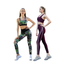 Zwei Frauen in Sportkleidung, eine in einem geblümten Set kniend, die andere in einem kastanienbraunen Set stehend, beide in neutralen Posen.