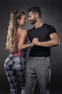 Ein Mann und eine Frau in Tanzpose; sie in einem gemusterten Body, er in einem schwarzen T-Shirt. #DanceWithGeorge #Tanzkurse.