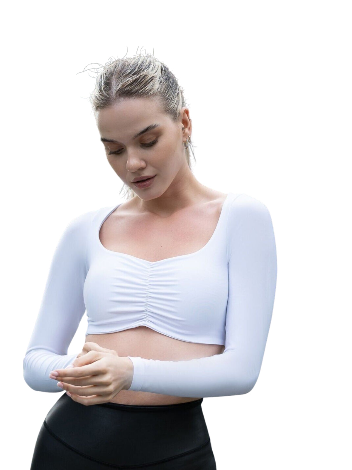 Eine Frau mit nassen Haaren in einem Lismina 081 Ruffled Langarm Shirt posiert in schwarzen Leggings vor einem schlichten Hintergrund.