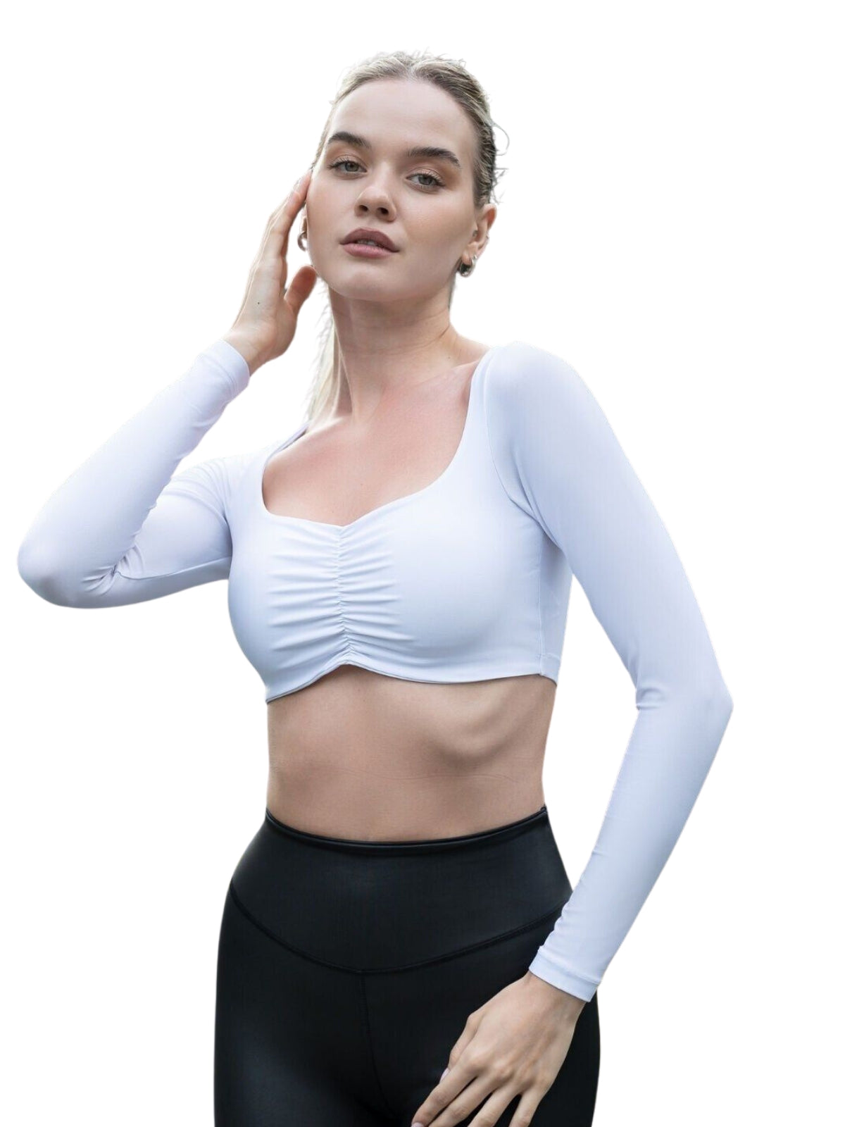 Person in Lisminas 081 Ruffled Langarm Shirt mit schwarzen Leggings, die vor einem weißen Hintergrund eine Yoga-Pose einnimmt.