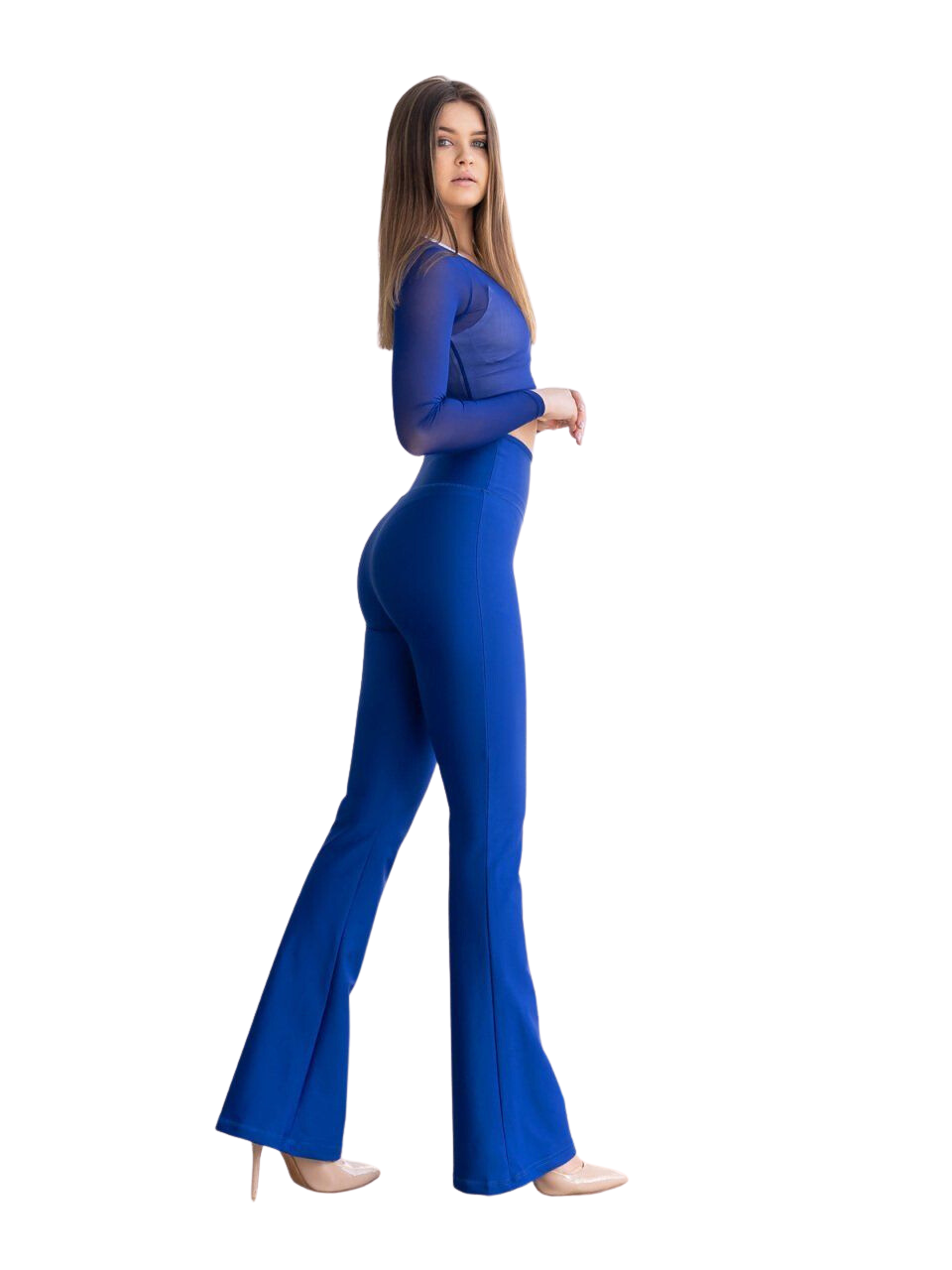 Eine Frau in Lisminas 1198 Extra High Waist Schlagleggings in Royalblau und Heels posiert vor einem weißen Hintergrund.