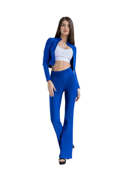 Frau in Lisminas 1198 Extra High Waist Schlagleggings, Königsblau und weißem bauchfreiem Top auf weißem Hintergrund.