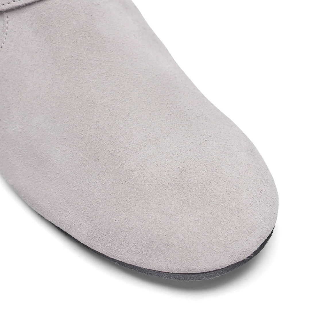 Nahaufnahme der niedrigen West Coast Swing-Stiefel Rumpf 8855 aus grauem Wildleder mit abgerundeter Spitze und dünner schwarzer Sohle.