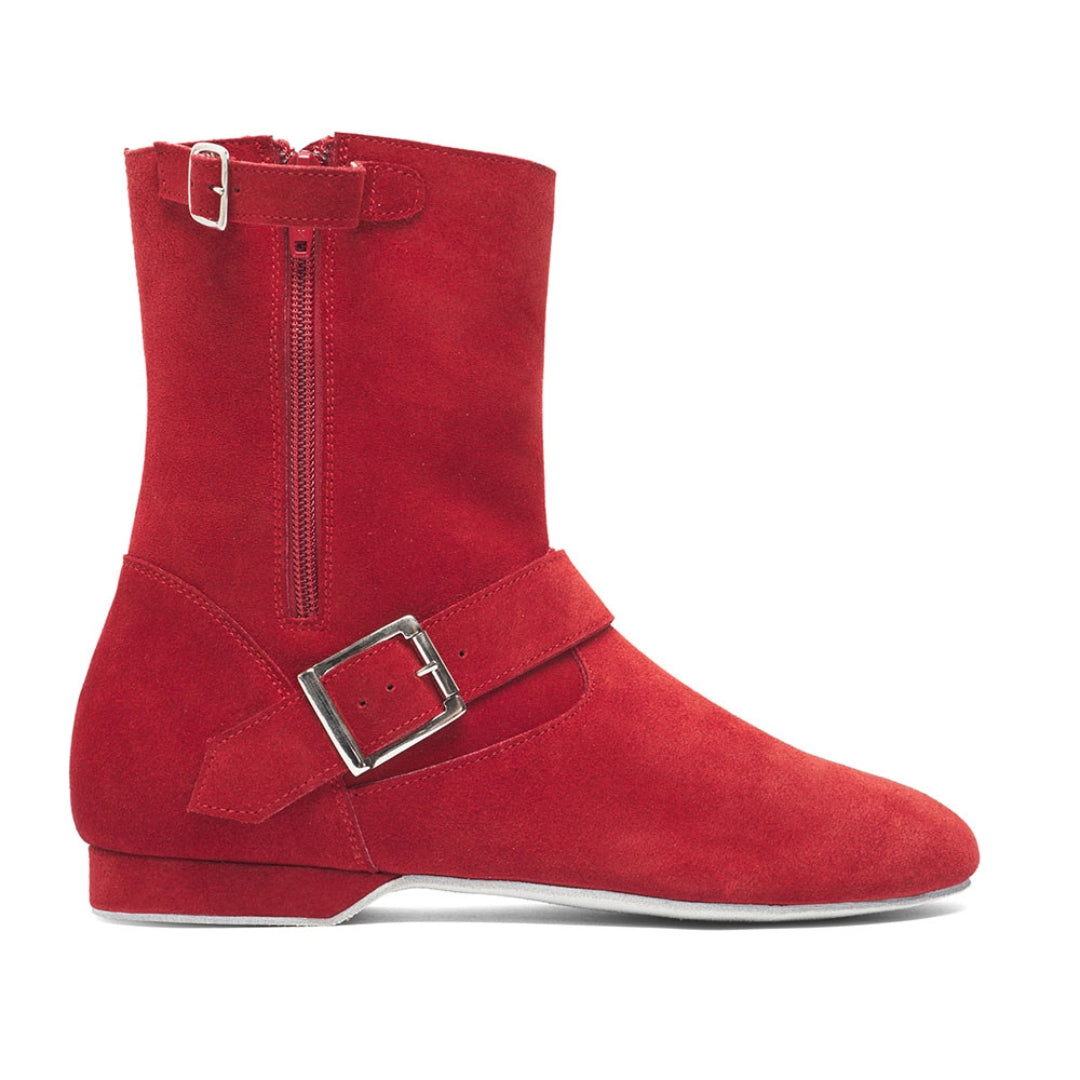 Rumpf 8855 Tanzstiefel aus rotem Wildleder mit seitlichem Reißverschluss und Schnallenriemen, Schrägansicht, vor weißem Hintergrund.