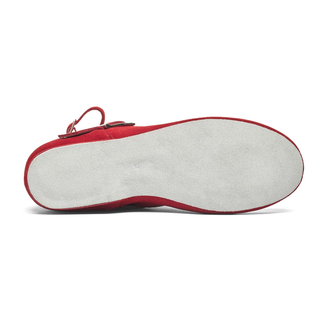 Unteransicht eines Rumpf 8855 West Coast Swing Stiefels in Rot mit weißer Sohle und Riemenschnallendetail.