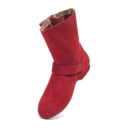 Rumpfs 8855 West Coast Swing-Stiefel aus rotem Wildleder mit Riemendetail, halbhoher Schaft und Riemendetail, abgebildet auf weißem Hintergrund.