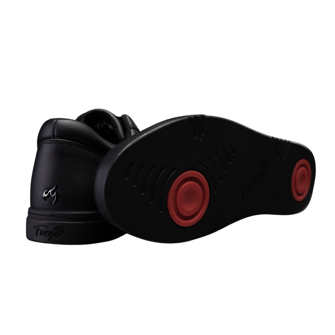 Die schwarzen veganen Sneaker von Fuego Dance Shoes mit roten Griffen sind von hinten und unten auf weißem Hintergrund abgebildet.