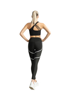 Person in Lisminas 394 Orly Sport Leggings, Schwarz & Weiss, Hände auf den Hüften, Rückansicht.