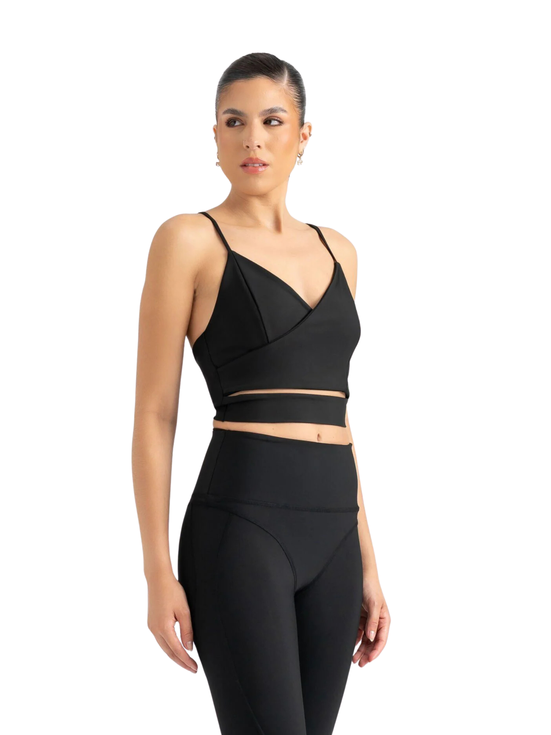 Frau im 530 Knot Sport Bra in Schwarz von Lismina und High-Waist-Leggings vor weißem Hintergrund.