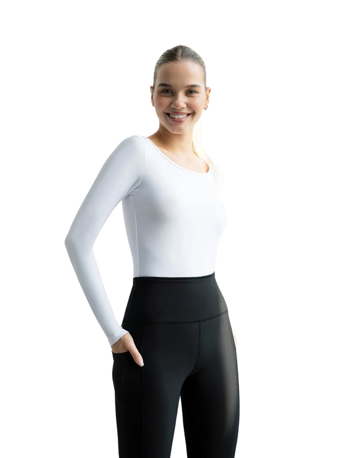 Eine Frau lächelt und trägt Lisminas 092 Langarm-Top in Weiss mit schwarzen Hosen vor einem weißen Hintergrund.