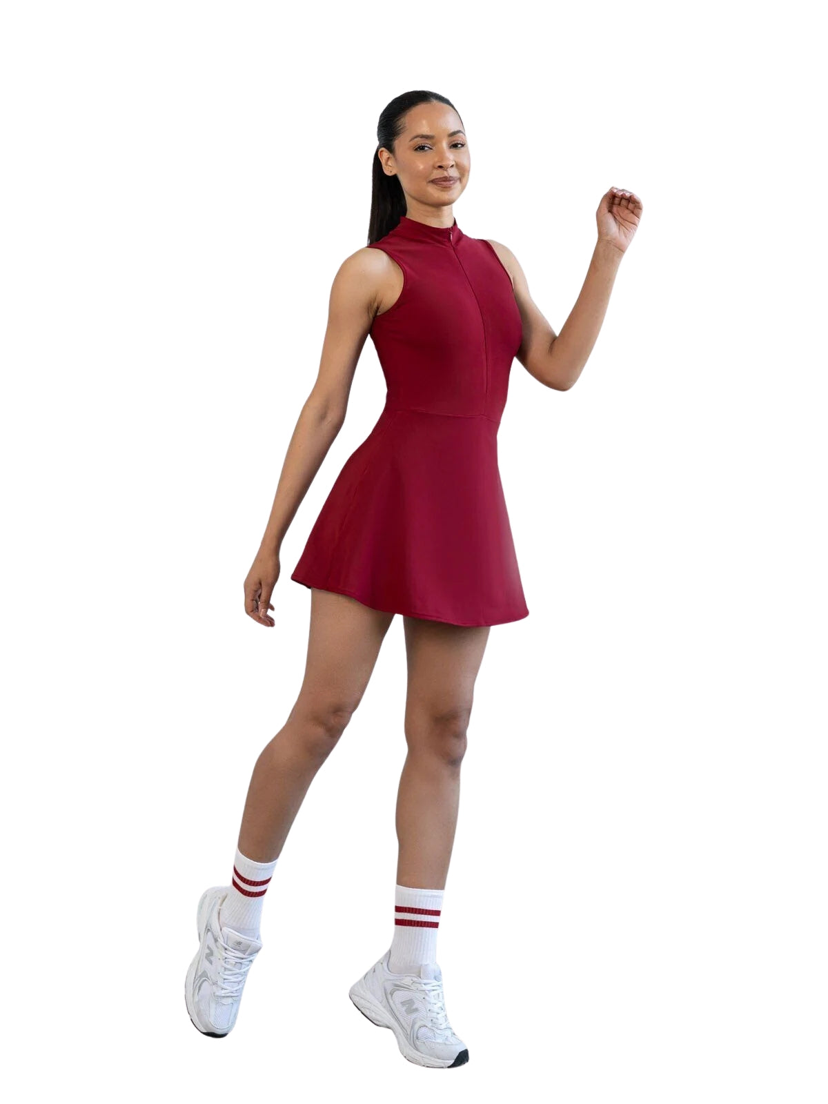 Das Model trägt den Lismina 3053 Jumpsuit in Bordeaux, gepaart mit weißen Sneakers und gestreiften Socken.