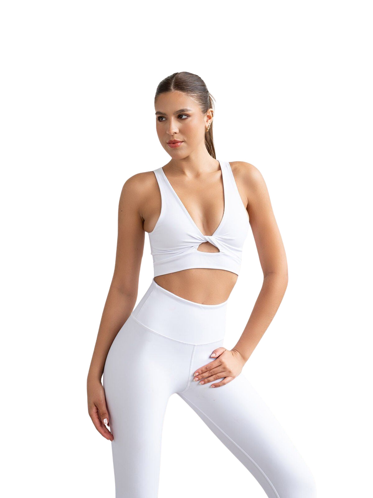 Model in Lismina 502 Sport-BH in Weiss mit V-Ausschnitt, posierend vor einfarbigem Hintergrund, seitwärts schauend.