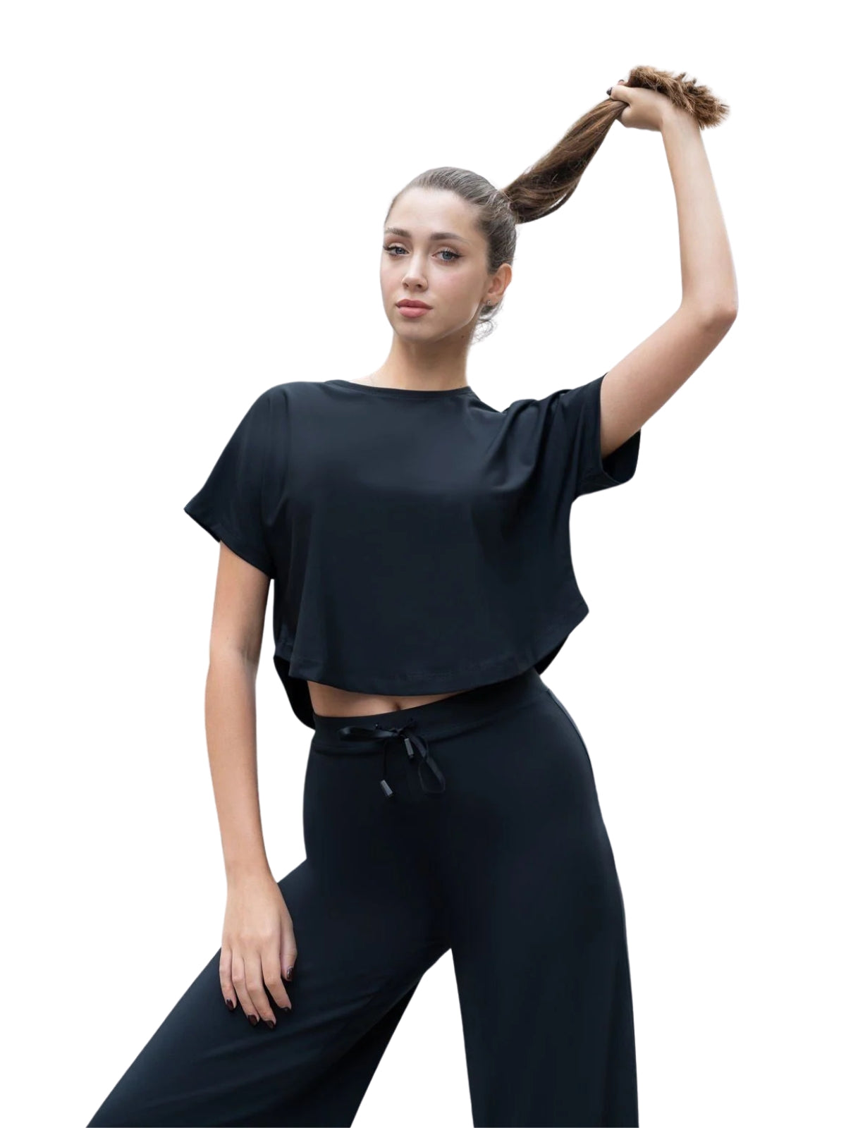 Person trägt Lisminas 100 Yoga T-Shirt in Schwarz mit Pferdeschwanz vor einem schlichten weißen Hintergrund.