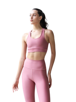 Eine Person in Lisminas Dark Rose 4722 Capri-Leggings blickt aus dem Bild.
