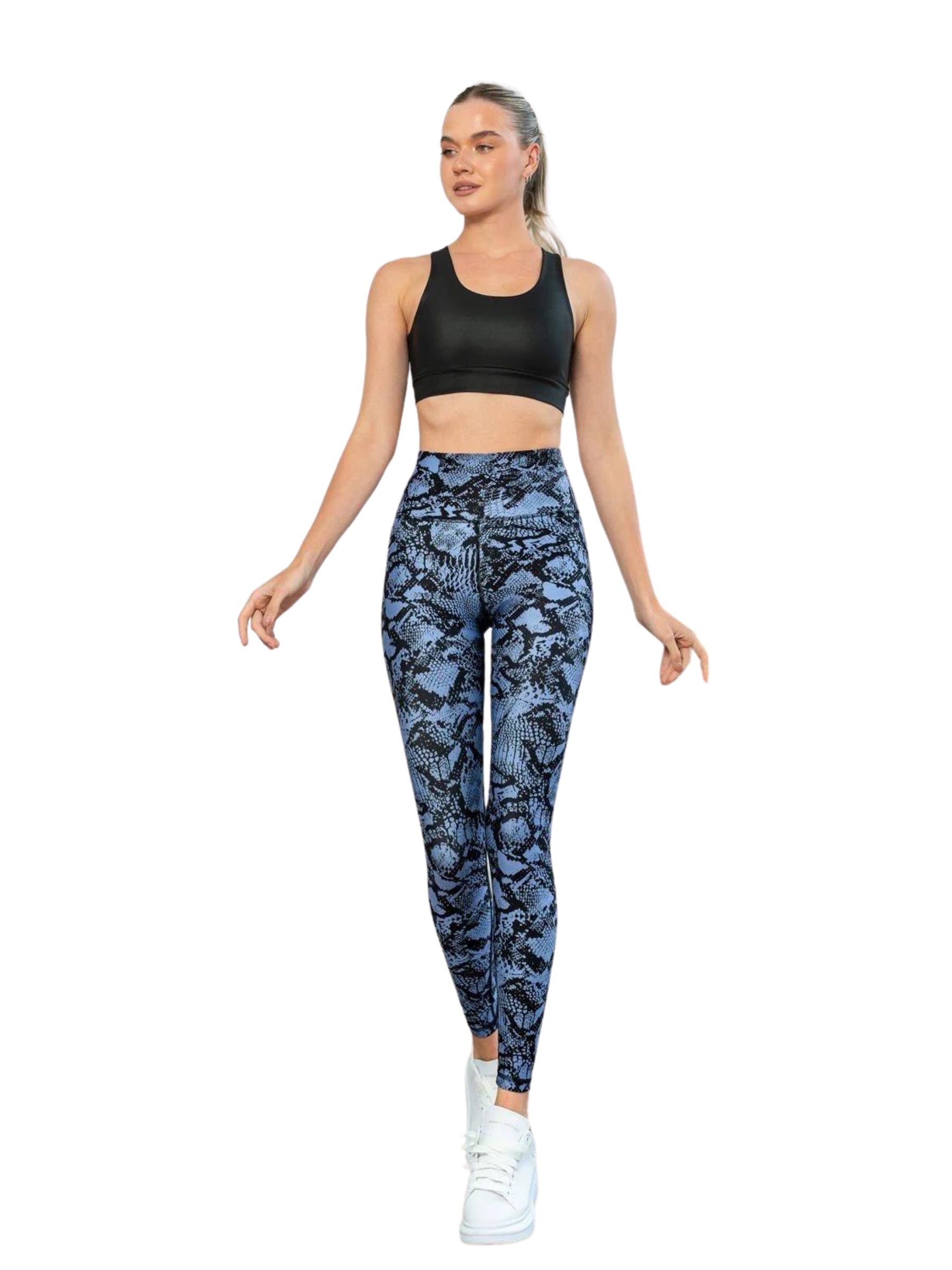 Person in Lismina 422 Extra High Waist blau-schwarzen Leggings geht selbstbewusst mit rutschfestem Halt in weißen Turnschuhen.