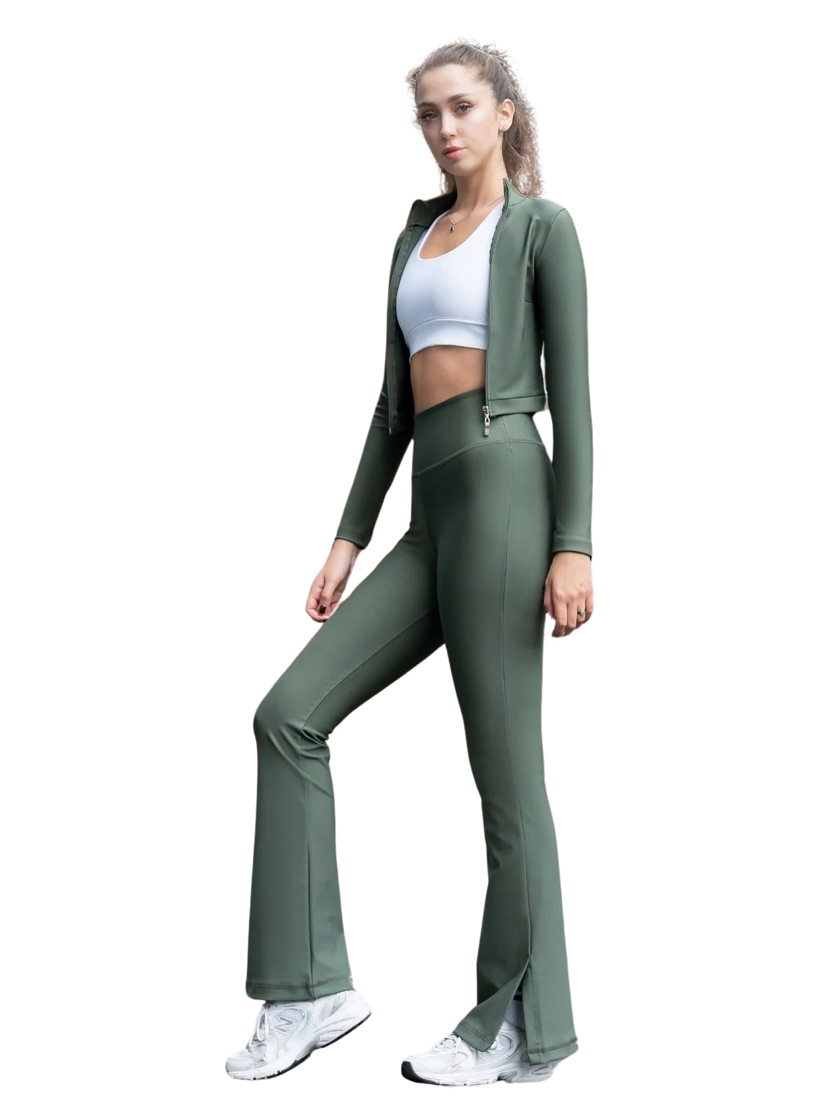 Person in Lisminas 1260 Split Spanish Leggings in Khaki und weißen Turnschuhen posiert vor einem weißen Hintergrund.