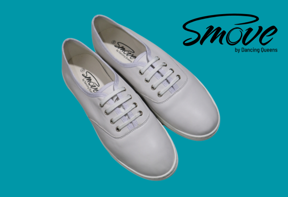 Weiße Schnürsneaker auf blauem Hintergrund mit dem Text „Smove by Dancing Queens“.