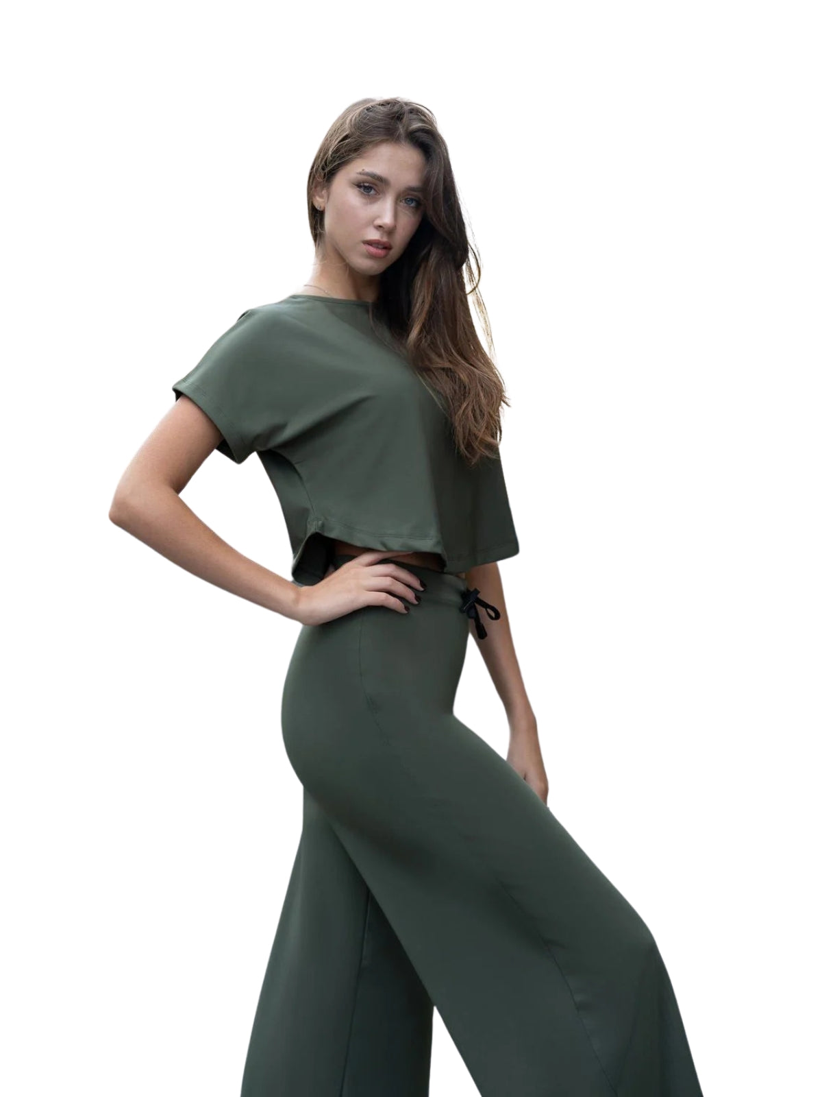 Eine Person präsentiert das Lismina 098 Yoga-T-Shirt in Khaki und weiten Hosen und verströmt vor einem weißen Hintergrund Yoga-Vibes.