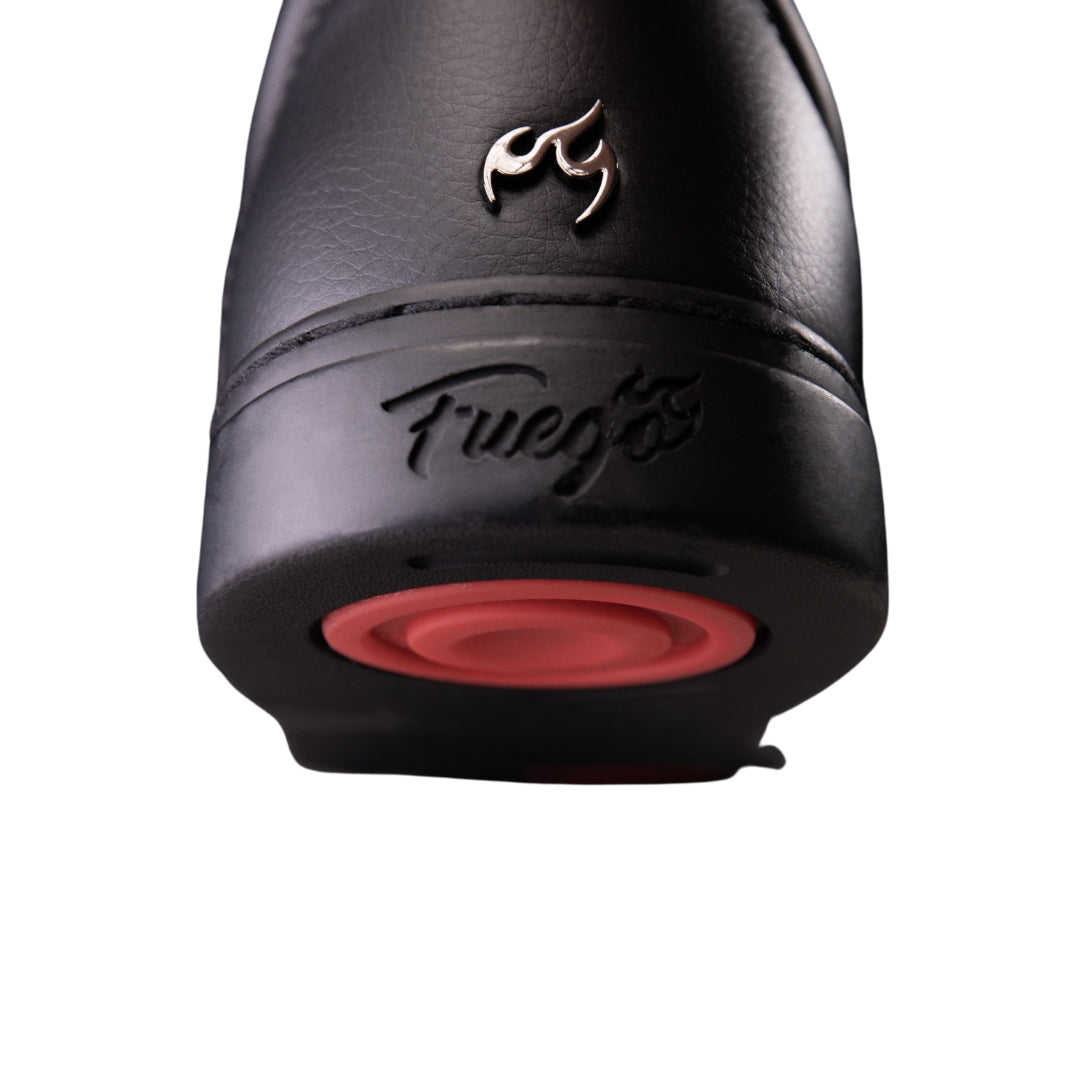 Nahaufnahme der Fuego Low-Top Dance Sneakers in Schwarz mit roter Sohle und silbernem Flammenlogo von Fuego Dance Shoes.