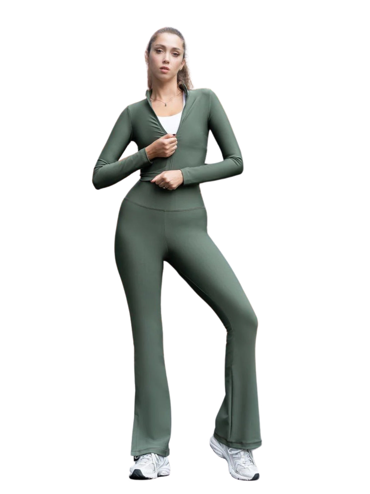 Person in Lisminas 1260 Split Spanish Leggings in Khaki und weißen Turnschuhen, posiert vor einem weißen Hintergrund.