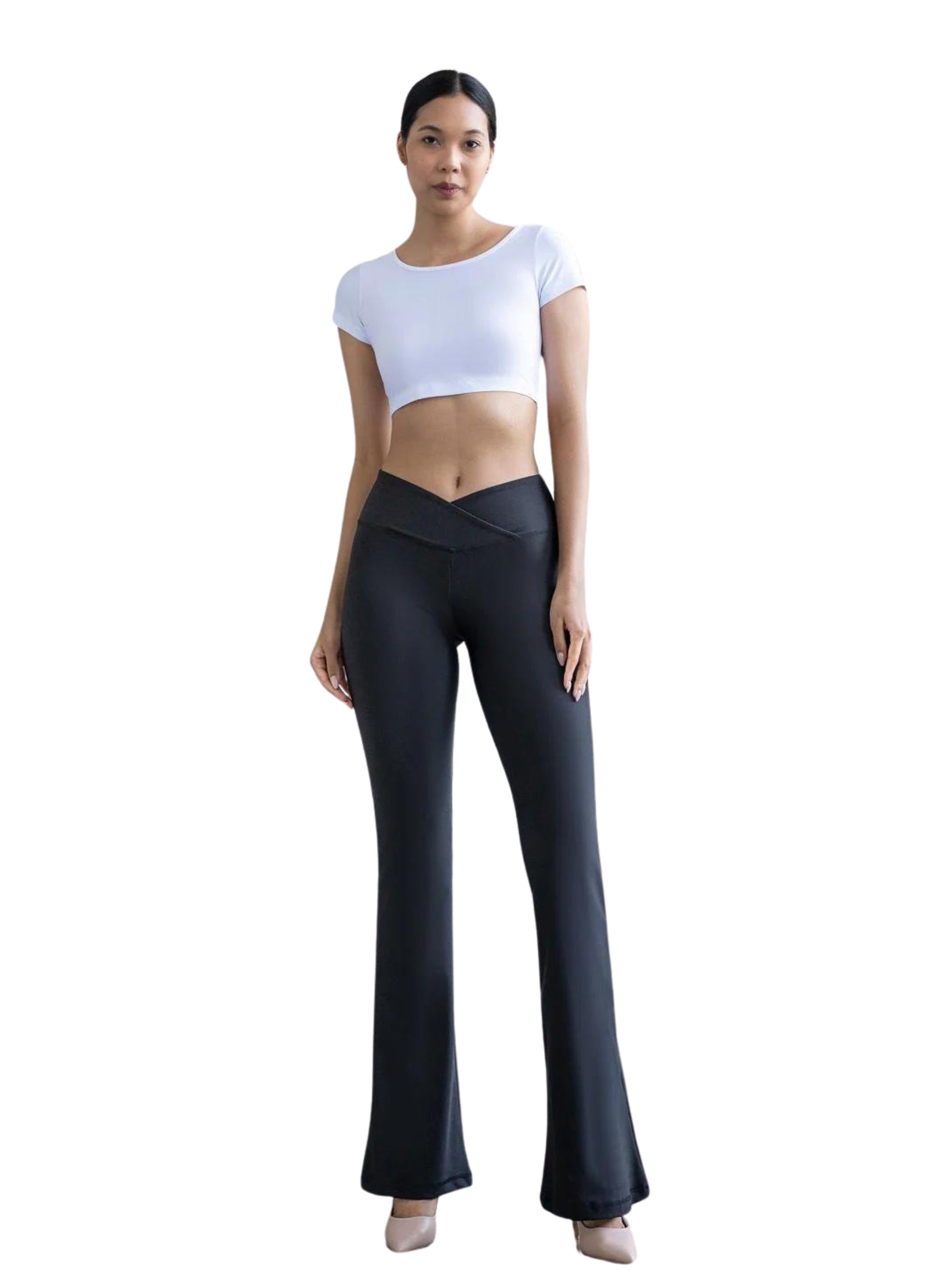 Person in einem weißen bauchfreien Top und Lisminas 438 Scrunch Butt Leggings in Schwarz vor einem schlichten Hintergrund.