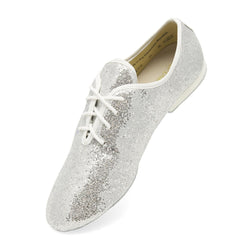 Die Rumpf JZE79 So Danca Jazzschuhe in Silber haben ein glitzerndes Finish mit weißen Schnürsenkeln und abgewinkelter Sohle.