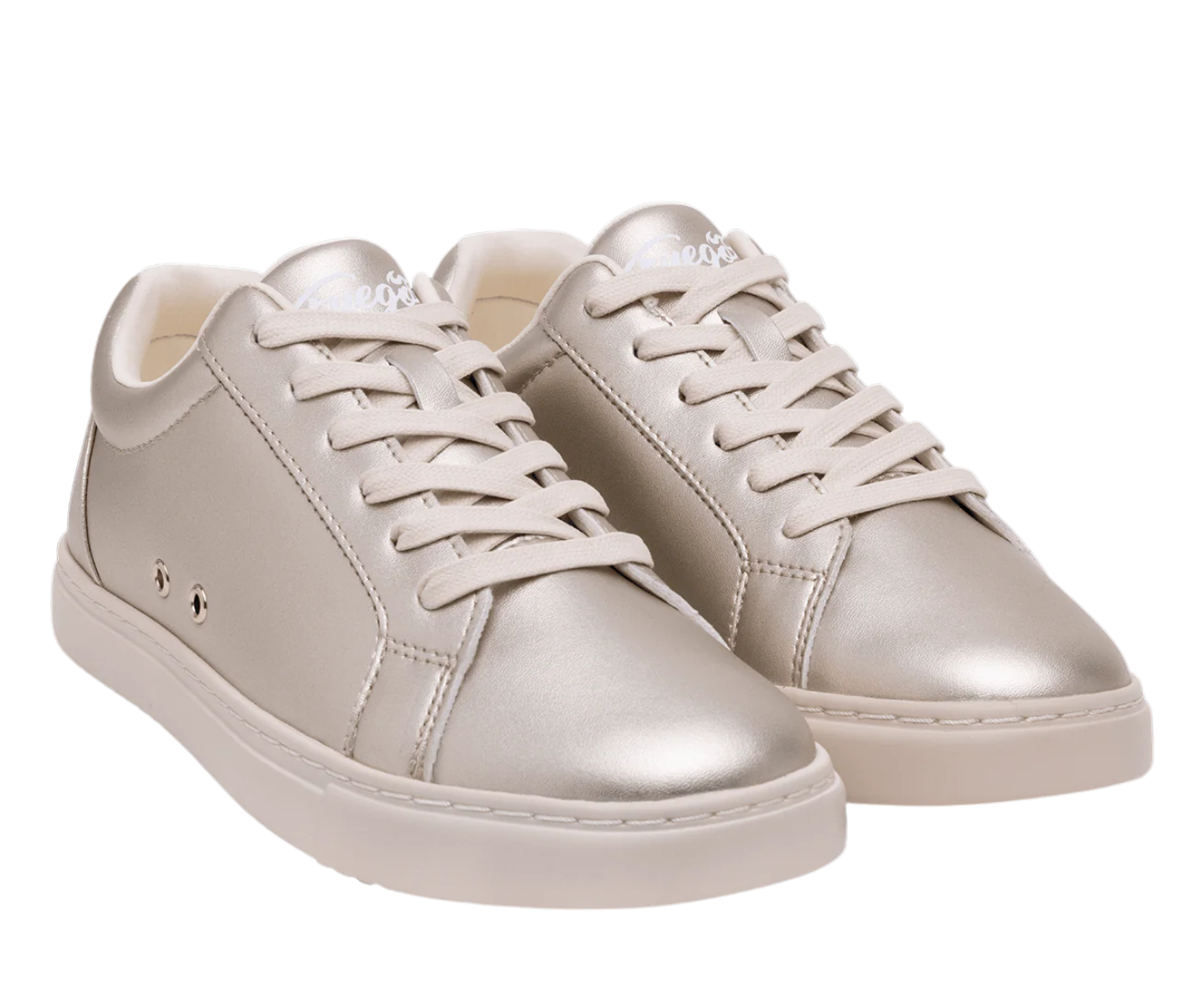 Fuego Low-Top Dance Sneakers in Champagner von Fuego Dance Shoes, schräg dargestellt mit weißen Sohlen.