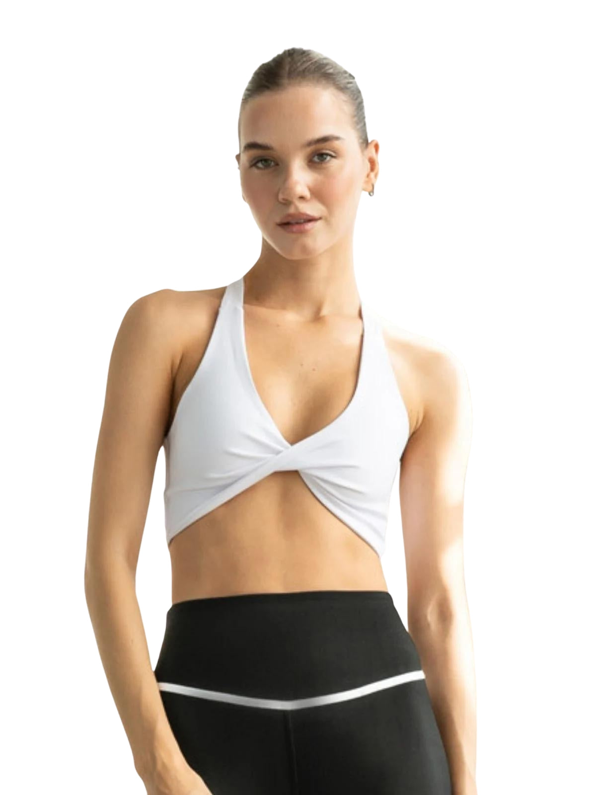 Person in einem 392 Saintes Sport-BH von Lismina und schwarzen Leggings beim Yoga vor einem weißen Hintergrund.