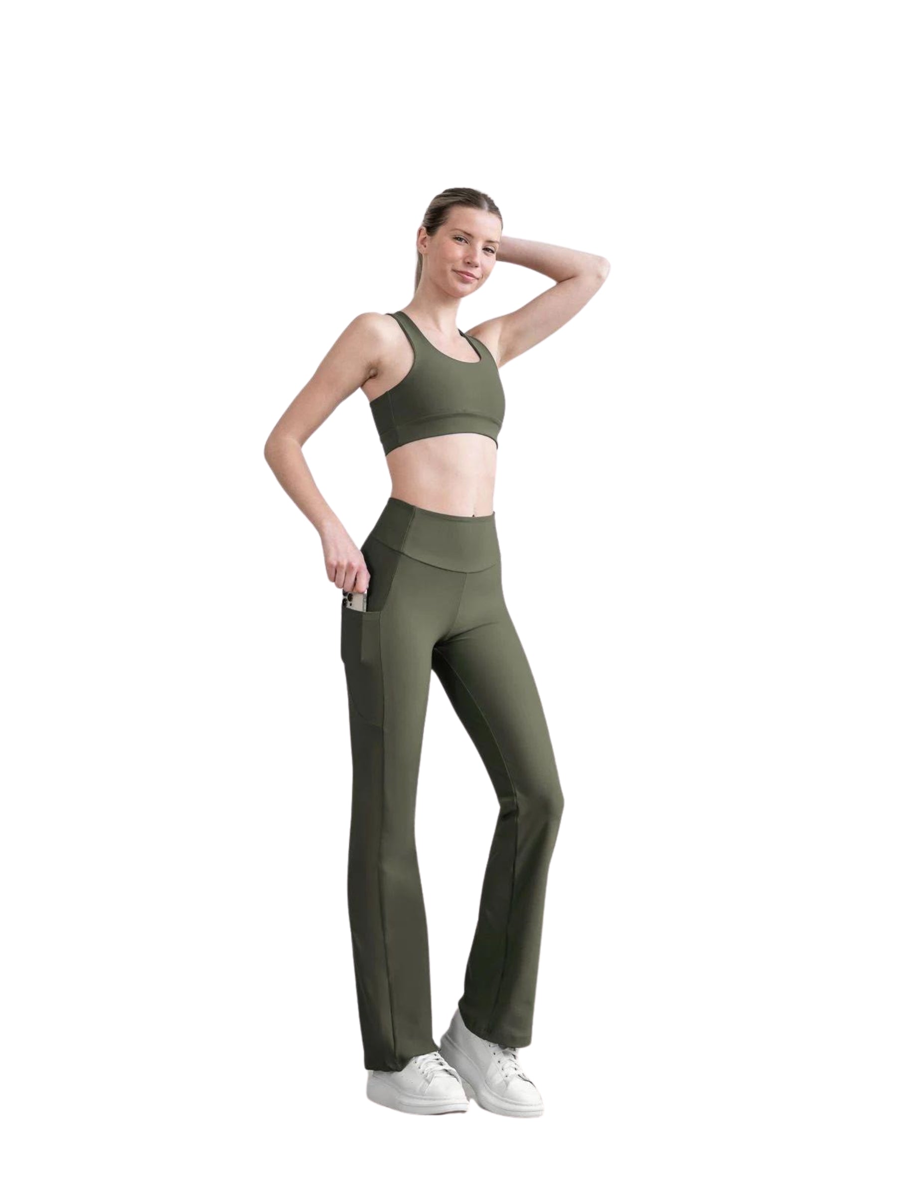 Person in Lisminas 436 Pocket Schlagleggings in Khaki und weißen Turnschuhen, die vor einem weißen Hintergrund posiert.