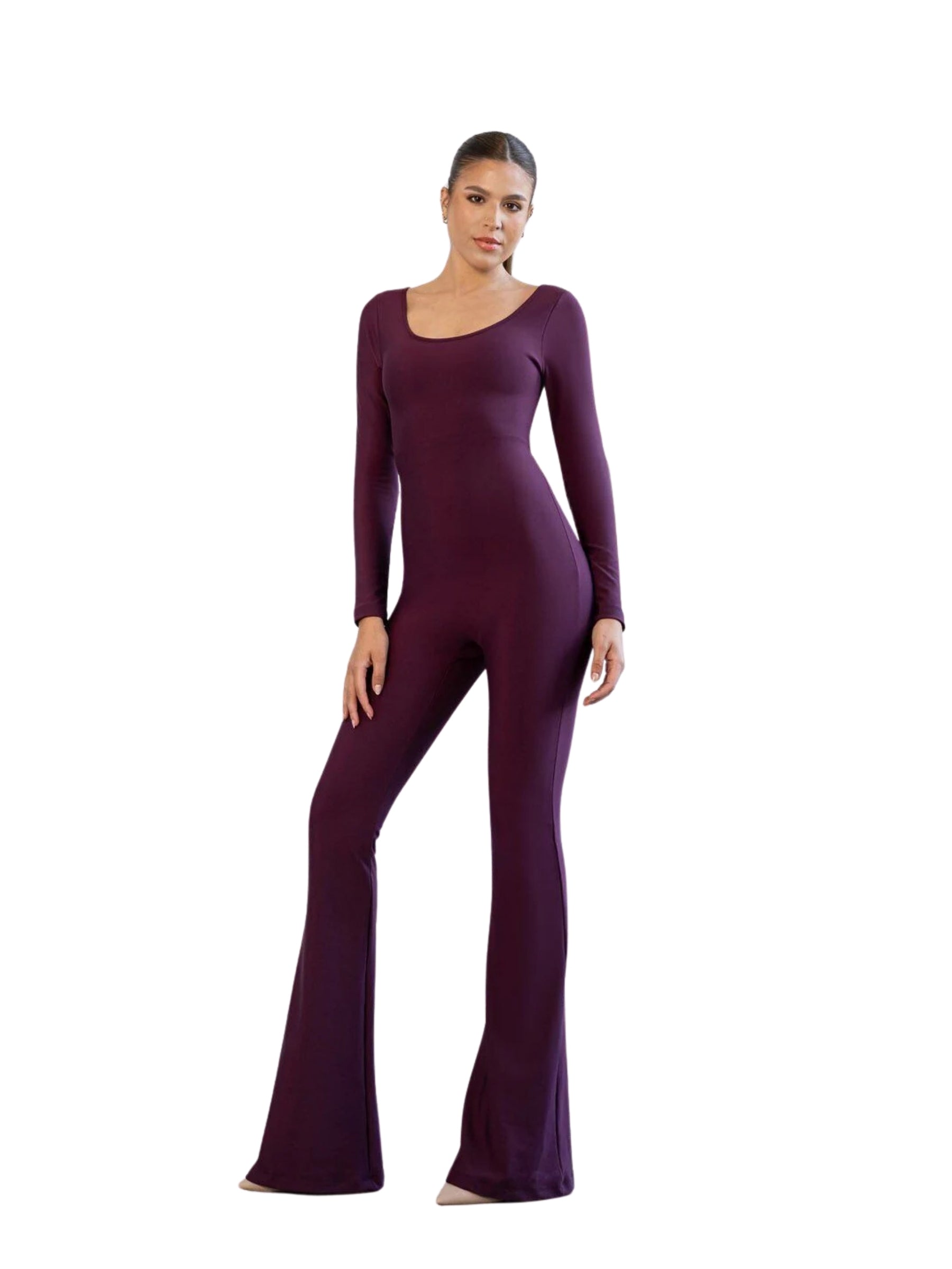 Frau in Lismina 3102 Spanish Scrunch Butt Jumpsuit in Violett mit ausgestellten Beinen, auf weißem Hintergrund.