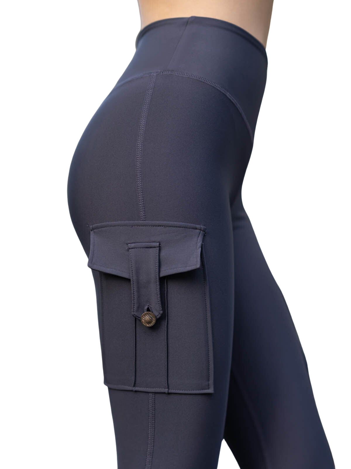 Person in anthrazitfarbenen Leggings Lismina 317 mit Seitentasche, Ansicht von der Taille bis zum Oberschenkel, auf weißem Hintergrund.