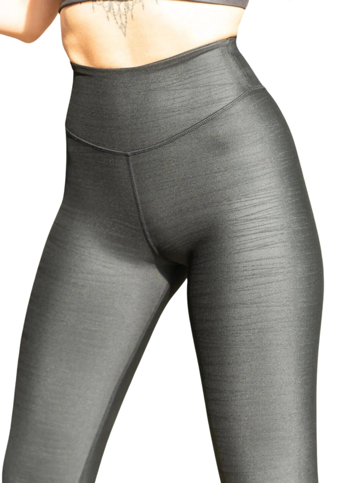 Eine Person in Lisminas 347 Scratch Detailed Leather Look Leggings in Schwarz posiert stilvoll vor einem schlichten weißen Hintergrund.