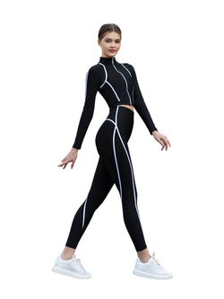 Person in 352 Menton Leggings von Lismina mit weißen Details und Sneakers elegant posierend.