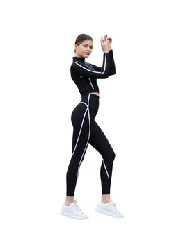 Frau in Lisminas 352 Menton Leggings in Schwarz posiert vor einem weißen Hintergrund.