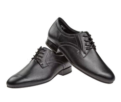 085 Tanzschuhe von Diamant, schwarzes Leder mit Schnürung für breite Füße, schräg auf weißem Untergrund.