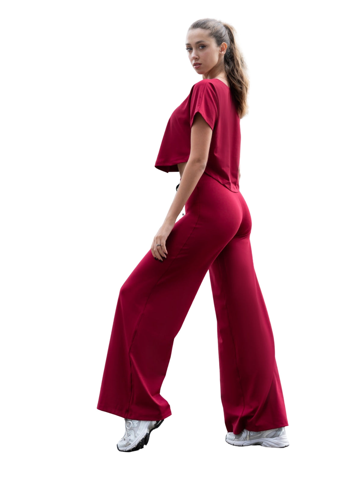 Lisminas „097 Yoga T-Shirt in Bordeaux“ kombiniert mit weißen Sneakers, bereit für Yoga auf weißem Hintergrund.