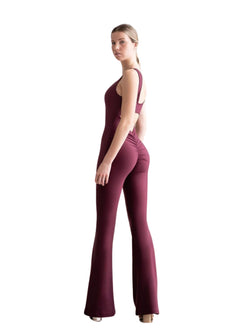 Person in dunkelviolettem Lisminas 1501 Spanish Scrunch Butt Jumpsuit, stehend auf weißem Hintergrund.