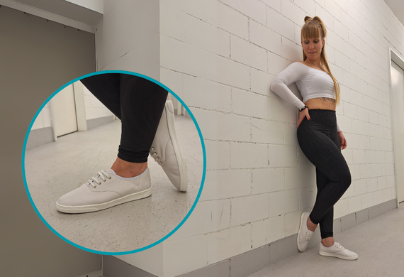 Frau in Sportkleidung lehnt an der Wand; Einschub zeigt eine Nahaufnahme ihrer weißen Turnschuhe.