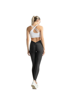 Blondine mit Pferdeschwanz in weißem Sport-BH und Lisminas 406 VE Butt Scrunch Leggings in Schwarz auf weißem Hintergrund.
