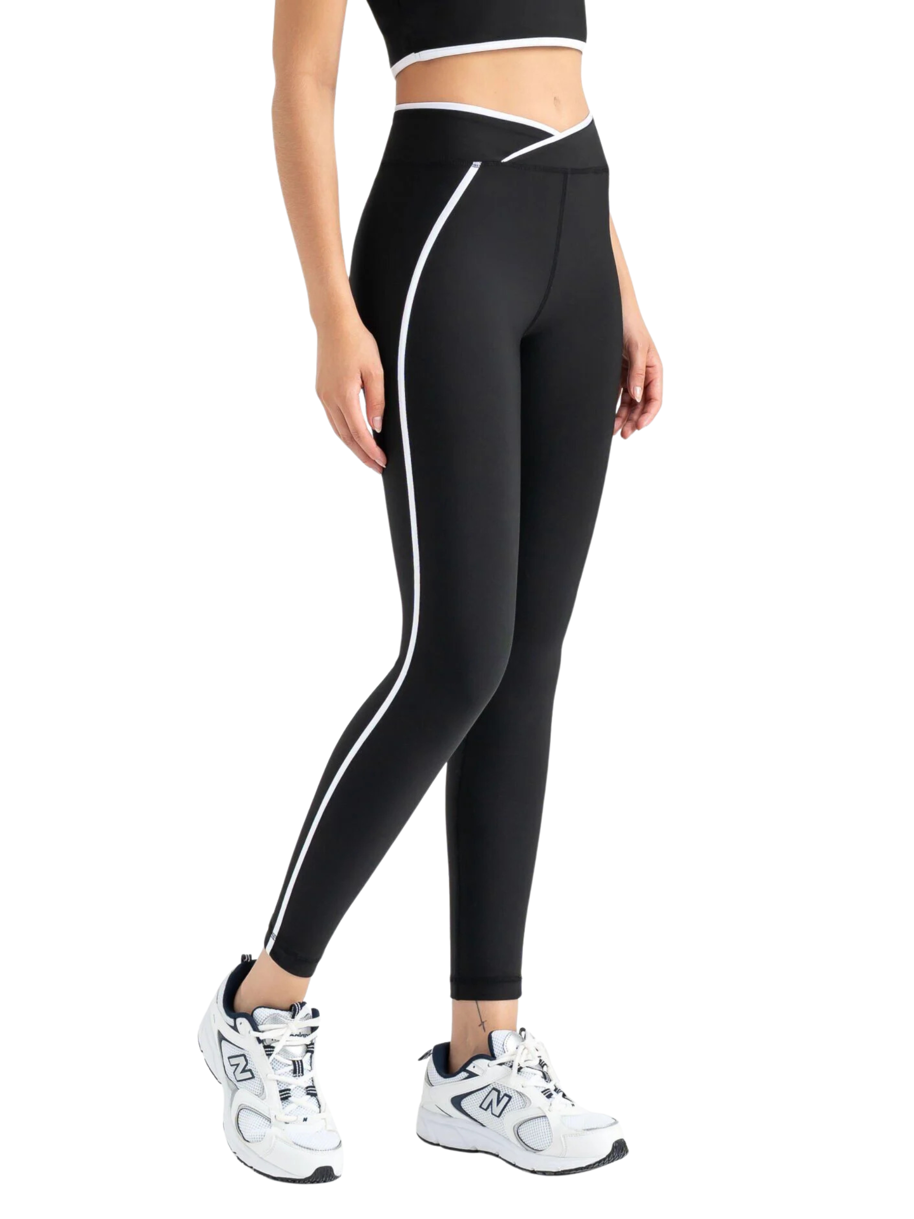 Frau in Lismina 556 V Line Sport Leggings in Schwarz mit weißen Seitenstreifen und weißen Sneakern, ab Schulter.