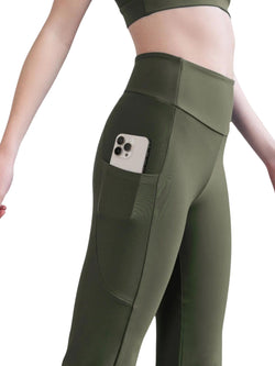 Eine Person in Lismina 436 Pocket Schlagleggings Khaki mit einem Smartphone in der Seitentasche.