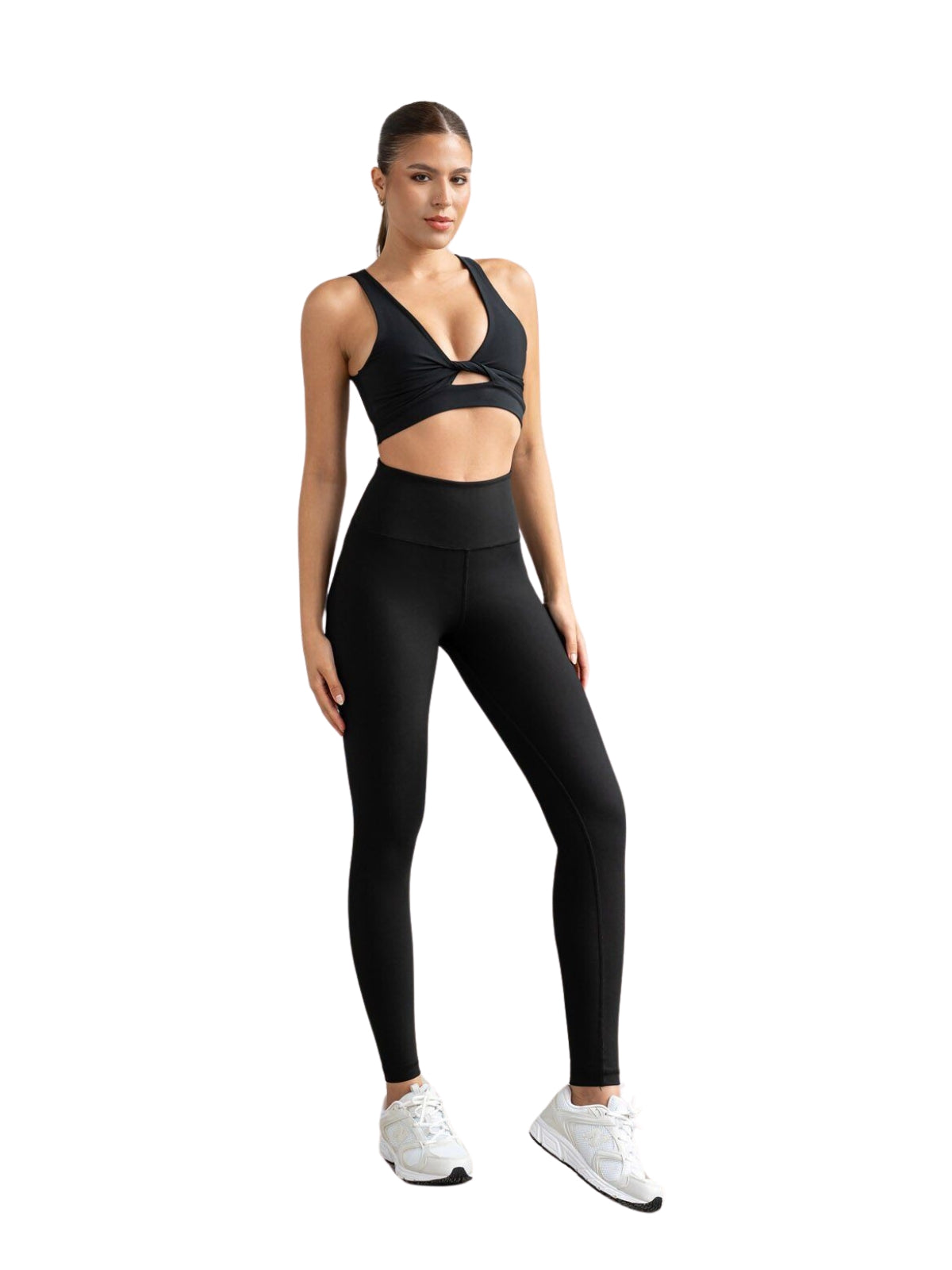 Frau trägt Lismina 501 Sport Bra in Schwarz und Leggings, posiert für ein Fitness-Shooting vor weißem Hintergrund.