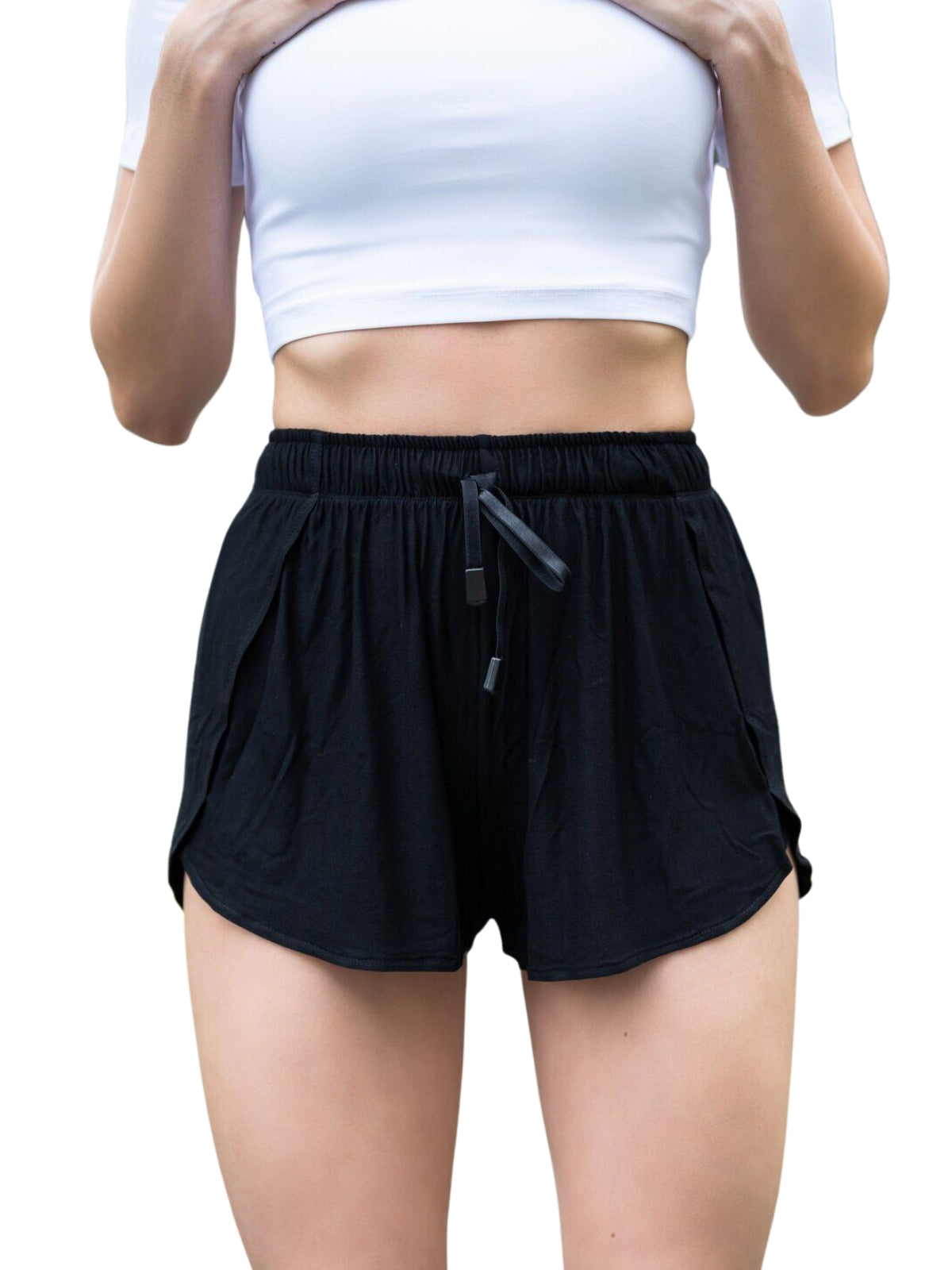 Das Model trägt die Lismina 5037 Elastic Waist Shorts in Schwarz und ein weißes Crop Top, das die Schultern bis zur Mitte des Oberschenkels zeigt.