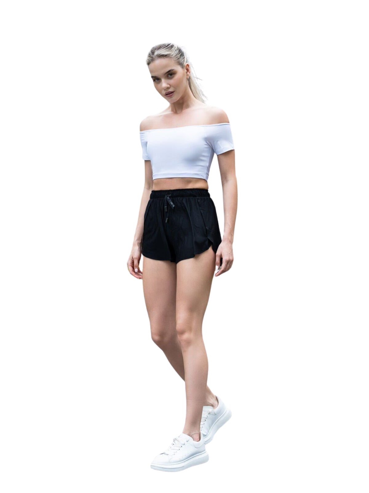 Frau in weißem schulterfreiem Oberteil, Lismina 5037 Elastic Waist Shorts (schwarz) und weißen Sneakers.