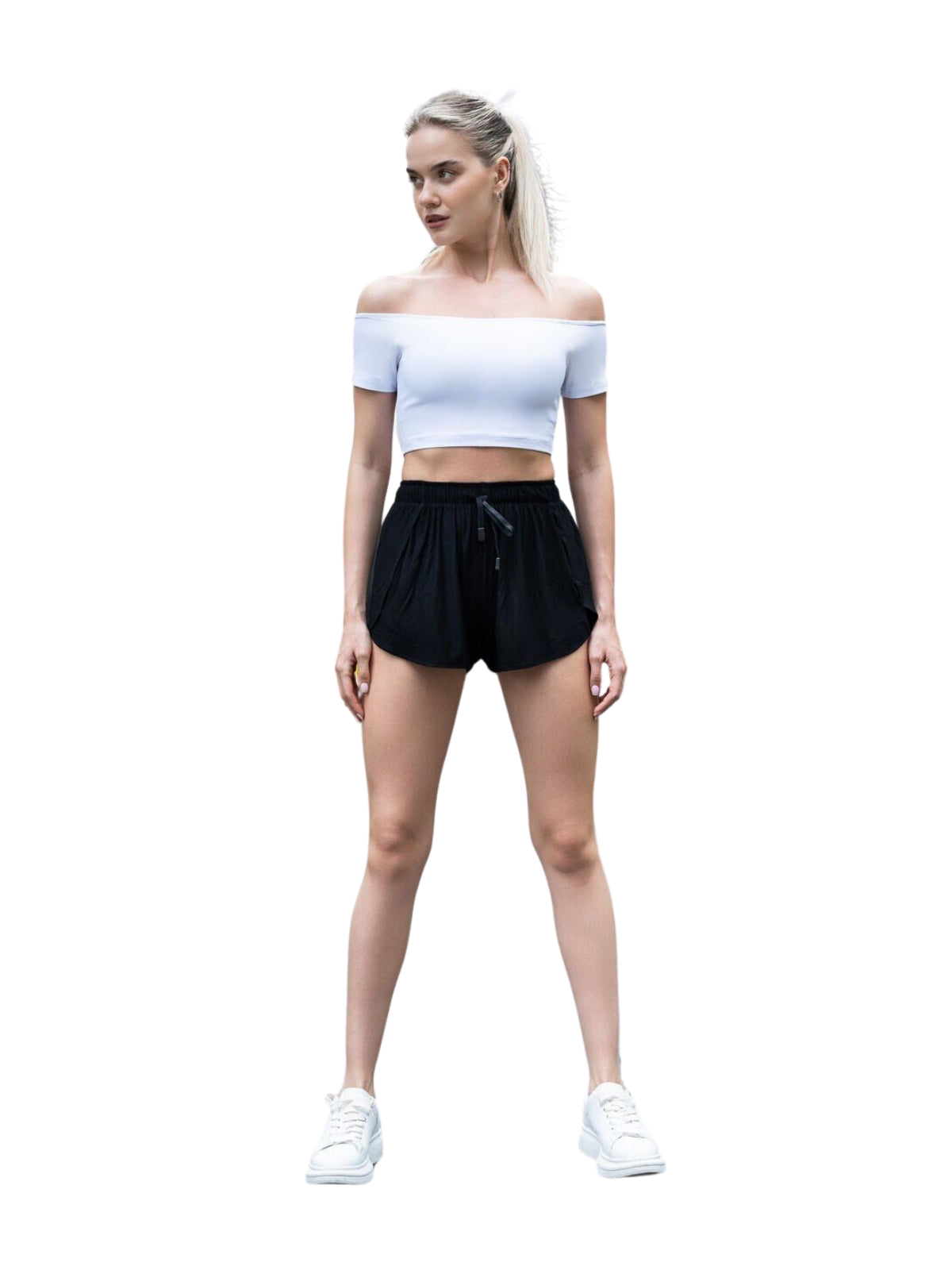 Frau in einem weißen schulterfreien Crop-Top und Lismina 5037 Elastic Waist Shorts in Schwarz, vor weißem Hintergrund.