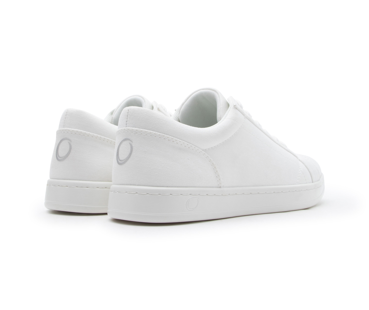 SMOVE Breeze Tanzsneaker in Weiss Canvas für Männer von Dancing Queens, Rück- und Seitenansicht auf Weiß.