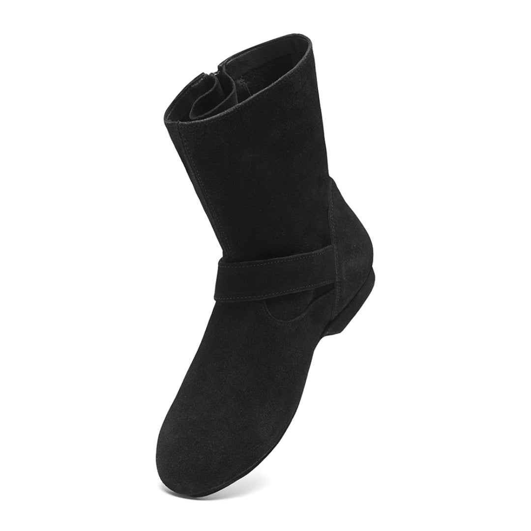 Rumpf 8855 schwarze West Coast Swing Stiefel in Wildledersohle, bis zur Wadenmitte, mit Riemen vorne auf weißem Hintergrund.